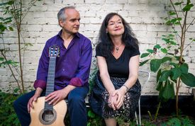 Esther Lorenz wird von Peter Kuhz an der Gitarre begleitet.