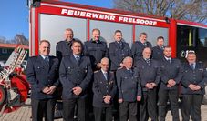 Für 70 Jahre Mitgliedschaft geehrt. Die Uniformen passen Werner Poppe (vorne 3. v.l.) und Johann Otten (vorne Mitte) immer noch.