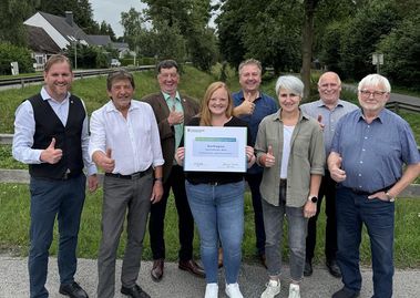 Bürgermeister Marc Breitenfeld (l.) und die Ortsbürgermeister sowie Ortsvorsteherinnen und Ortsvorsteher der sieben Moordörfer feiern den Erfolg am Oste-Hamme-Kanal.