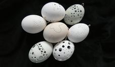 Verschiedene Dekorationsartikel wie Eier warten darauf, gekauft zu werden.