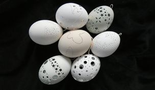 Verschiedene Dekorationsartikel wie Eier warten darauf, gekauft zu werden.