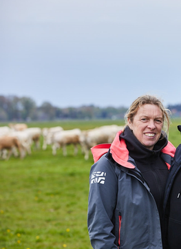 Iris Lütjen liebt die Arbeit mit ihren Tieren und auf dem Hof und engagiert sich für mehr Sichtbarkeit von Frauen in der Landwirtschaft.