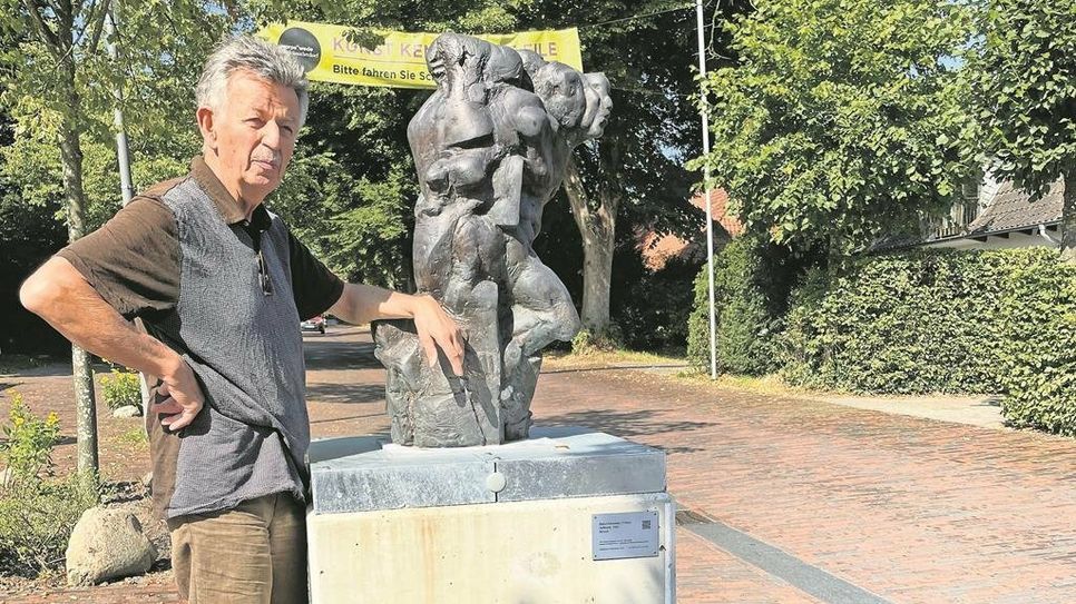 Bernd Altenstein mit einer Skulptur von ihm.