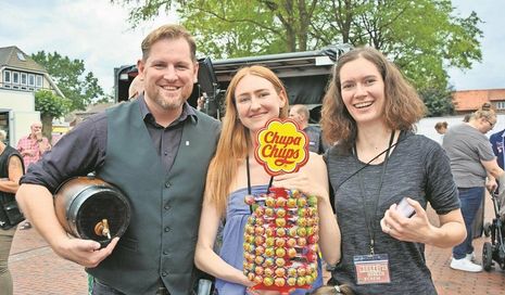 Gnarrenburgs Bürgermeister Marc Breitenfeld (hier mit Tochter und Lebensgefährtin) freut sich über eine gelungene Veranstaltung.