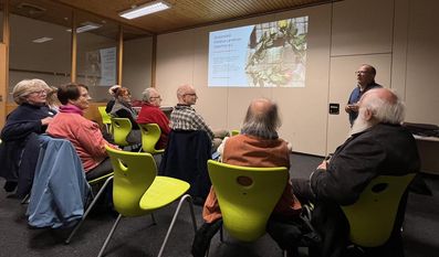 Der 1. Vorsitzende Manfred Bannow während des Gespräches mit dem Publikum im Anschluss an die Filmvorstellung.