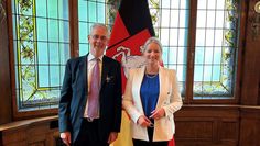 Justizministerin Dr. Kathrin Wahlmann überreichte Dr. Franz Rainer Enste das Verdienstkreuz am Bande.