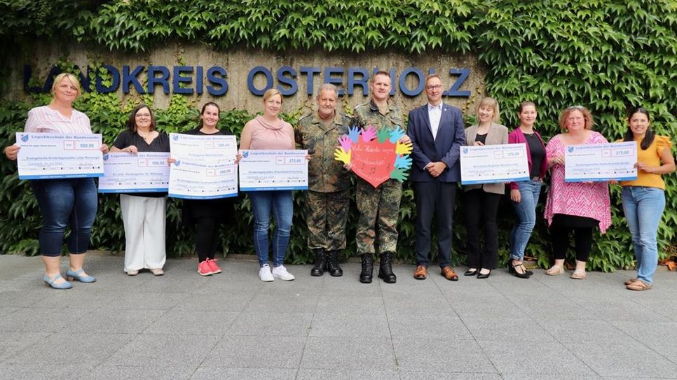 Vertreterinnen und Vertreter des Landkreises Osterholz, der Stadt Osterholz-Scharmbeck und der Logistikschule der Bundeswehr sowie Leitungen der Kindertagesstätten.