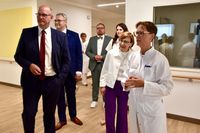 (v. l.) Marco Mohrmann MdL, Landrat Marco Prietz, Rainer Röhrs, Vanessa Zobel MdB, Dr. Christine Arbogast und Dr. med. Vivien Lange bei der Eröffnung des Klinikneubaus.