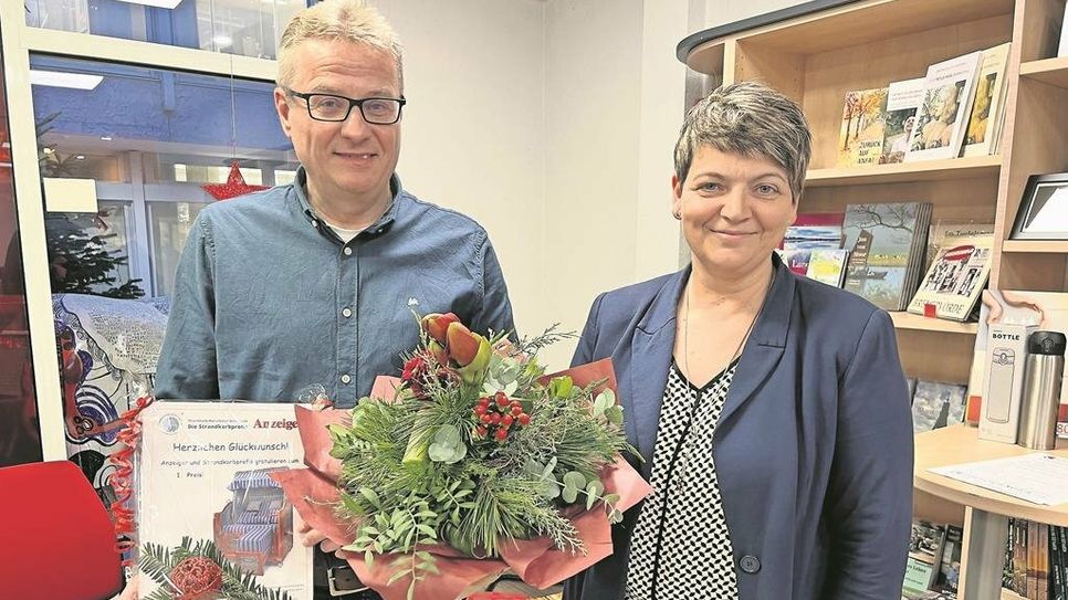 Verlagsassistenz Christina Rotondo-Renken überreichte Thorsten Vogt den Strandkorb-Gutschein sowie Blumen für seine Frau Bärbel, die zu der Zeit nichtsahnend im Kirchenbüro saß.
