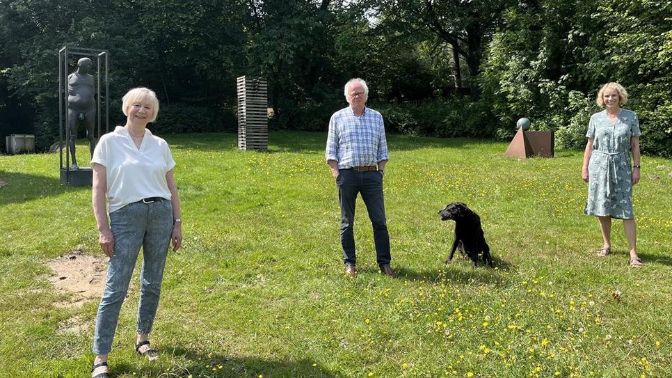 Inge Göbbel, der Worpsweder Bildhauer Christoph Fischer sowie Klaudia Krohn, Kultubeauftragte der Gemeinde Worpswede.