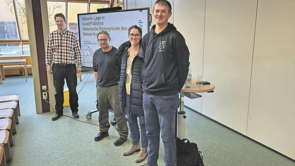 (v.l.) Koordinator Christoph Hagedorn mit Referent Dr. Peter Lintl, der Schülerin Laura Schröder und Schüler Simon Postels.