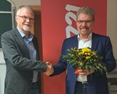 Uwe Helmers (links) gratuliert Jürgen Kuck, dass er erneut zum Bürgermeisterkandidaten nominiert wurde.