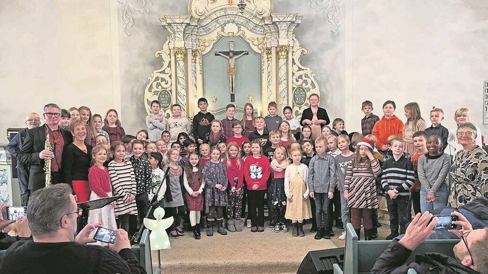 Rund 70 Schüler:innen aus Axstedt sangen beim Weihnachtskonzert in Hambergen.