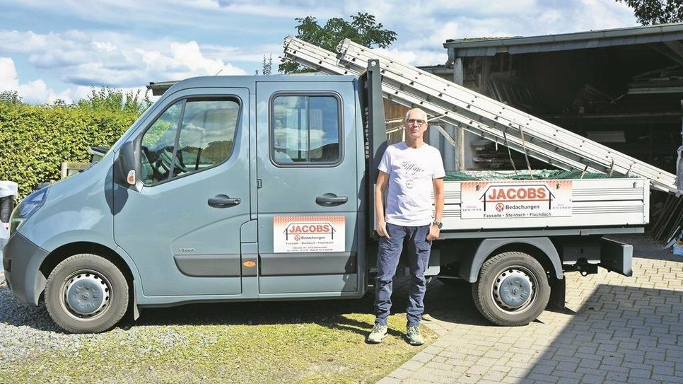 Dachdeckermeister Udo Jacobs erledigt zuverlässig alle Arbeiten rund ums Dach und kann dabei inzwischen auf mehr als 40 Jahre Erfahrung in dem Handwerksberuf zurückblicken.