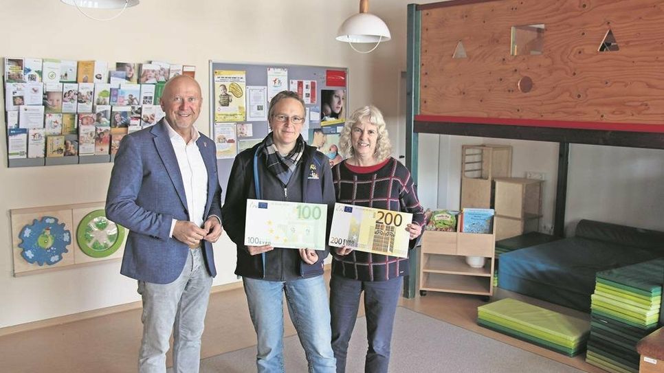 Michael Hannebacher und Petra Fischer (re.) übergaben eine Spende an Ina Müller.