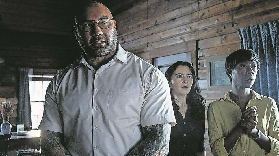 Dave Batista, Abby Quinn und Nikki Amuka-Bird im Film „Knock at the Cabin.