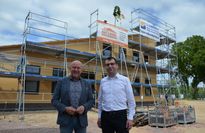 Zwei Bürgermeister, ein gutes Gefühl: Michael Hannebacher (links) und der Iselersheimer Ortsbürgermeister Matthias Haak blicken zufrieden auf den Rohbau des neuen Dorfgemeinschaftshauses.