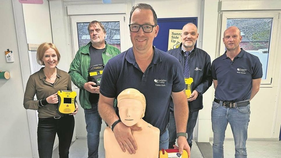 Die Mitarbeitenden von help2do freuen sich, das Training mit den Defibrillatoren durchzuführen.