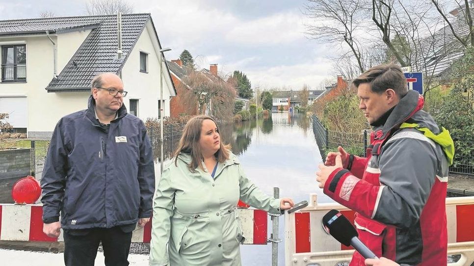 Beim Anblick der Schützenhalle  wird das Ausmaß des Hochwassers sichtbar.