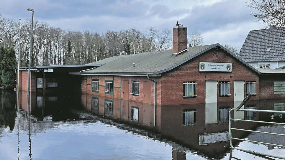 Beim Anblick der Schützenhalle  wird das Ausmaß des Hochwassers sichtbar.