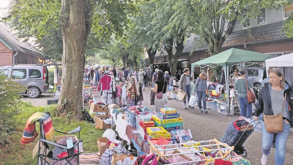 In idyllischer und familiärer Atmosphäre können Gäste über den Flohmarkt bummeln.