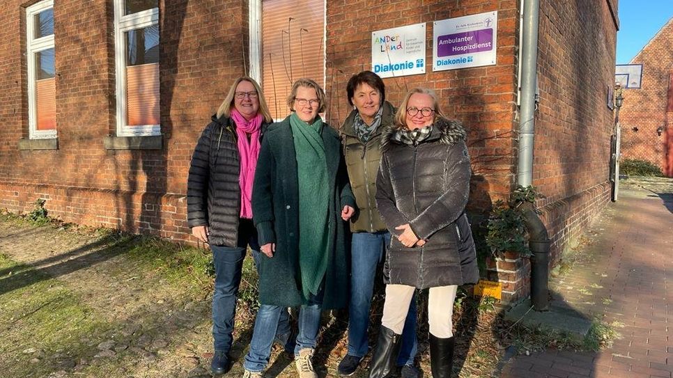 Elke Böschen, (Teilnehmerin bei der letzten Trauerreise) mit Bettina Szlagowski, Bettina Rolf-Pissarczyk und Stefanie Garbade vom Hospizdienst.