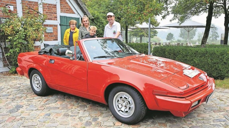 Familie Busch vor dem Triumph TR7 Cabrio (deutsche Ausführung).