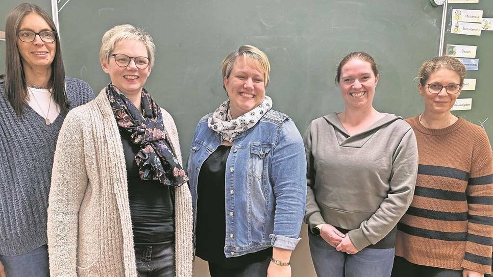 Melanie Hinck (v. li.) und Tanja Tiedemann (ehemalige Vorstandsmitglieder), Maria Börger und Nicole Braun (1. Und 2. Vorsitzende) und Elke Wladarsch (Schulleiterin).