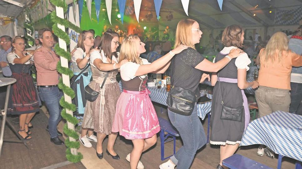 Ausgelassen feiern und tanzen - das geht beim Oktoberfest in Nieder Ochtenhausen.