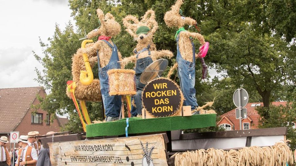 Liebevoll hergerichtete Erntewagen gibt es wieder am Sonntag, 11. September, beim Erntewagenumzug in Scharmbeckstotel zu bestaunen. Foto: eb