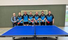 Spielleiter Klaus Tom Suden ( links ) gratuliert der Mannschaft des TSV Hollen zum Aufstieg in die 1. Kreisklasse.