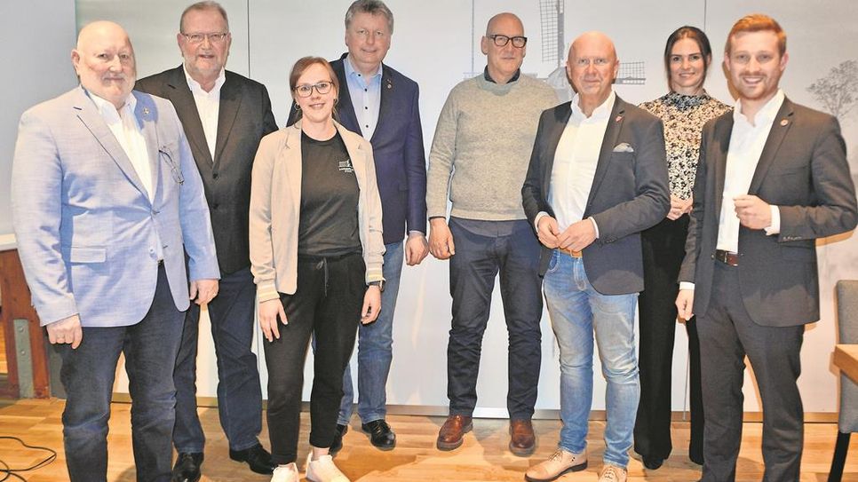 Unser Gruppenfoto zeigt v.l.n.r. Harald Kleinmann, Manfred Mühler, Wiebke Wilkens, Frank Pingel, Torsten Pilch, Michael Hannebacher, Vanessa-Kim Zobel und Moderator Dirk-Frederik Stelling.