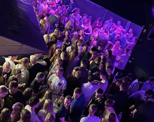 Im Club herrscht dank günstigen Drinks und stimmungsvollen DJ‘s immer beste Laune.