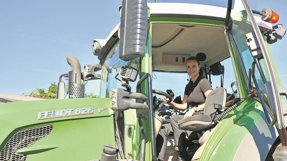 Beim Arbeiten mit dem Traktor hat Vanessa-Kim Zobel sichtlich Spaß.