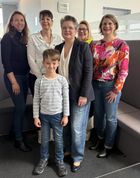 Silke Homburg (Mitte) und ihr Team mit Glücksbote Julian.