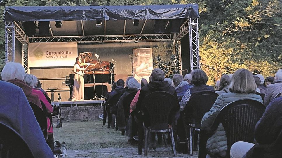 Das „Laon Duo“ - zwei Absolventinnen der Hochschule für Musik, Theater und Medien in Hannover - begeisterte das Publikum in Meyenburg.