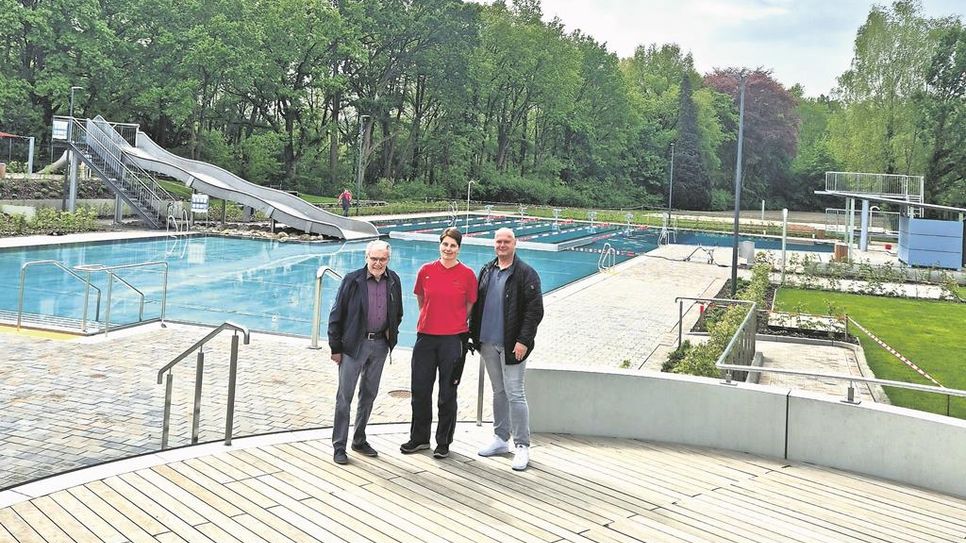 Im Hauptbecken können sich Schwimmer:innen so richtig auspowern.