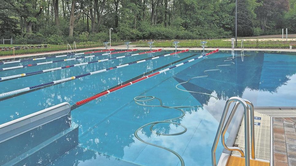 Im Hauptbecken können sich Schwimmer:innen so richtig auspowern.