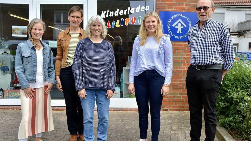 Daniela Rump (2. v. re.) traf sich mit Katja Poppe (v. li.), Marlies Wellbrock, Petra Fischer und Gerhard Meyer vom Kinderschutzbund Bremervörde.