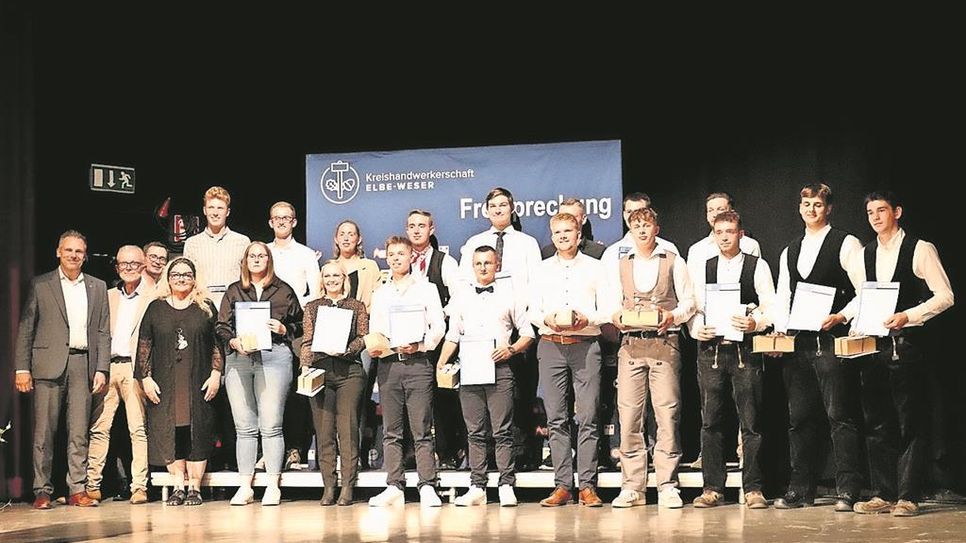 Haben es geschafft: Handwerksgesellinnen und Handwerksgesellen, die ihre Ausbildung mit Auszeichnung bestanden haben.