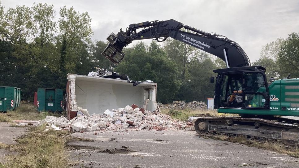 Große Bagger sind die vermutlich letzten Kettenfahrzeuge, die auf dem Gelände unterwegs sind.