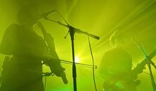 Laudare: Die Band mit E-Cello schuf eine klangliche Flucht in eine fast frühromantisch anmutende Sphäre, kippte aber nicht in Kitsch, sondern in Post-Black-Metal. (Mehr Bilder vom Festival in der Online Version.)