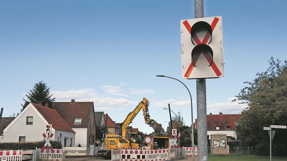 Spätestens am 16. November soll die Sperrung der Bahnübergänge Pennigbütteler Straße und Ahrensfelde wieder aufgehoben werden.