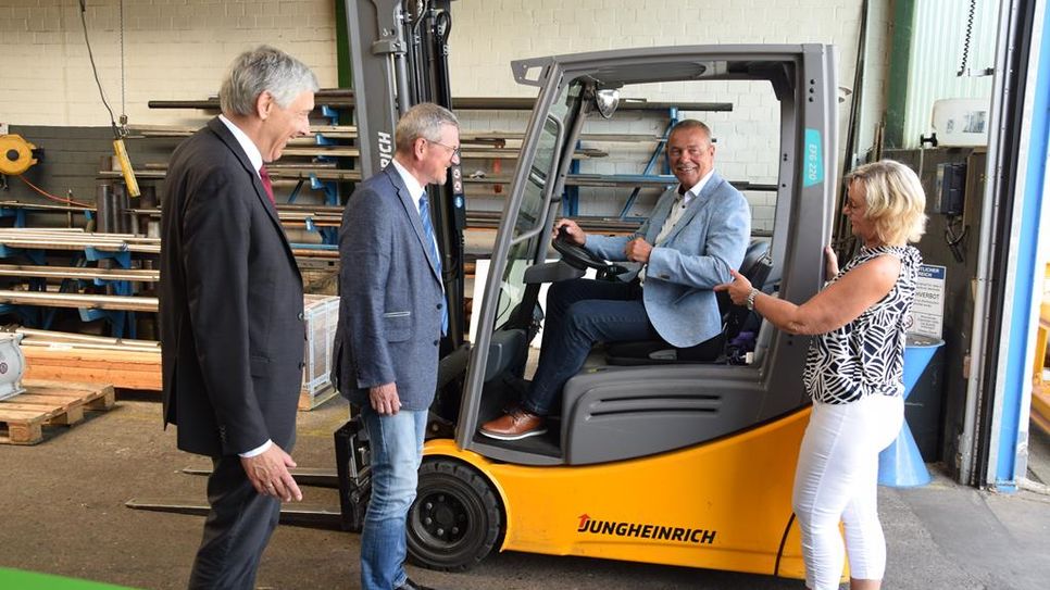 Ulrike Schrage präsentiert Bürgermeister Rohde (links) und Landrat Lütjen den neu angeschafften Elektro-Gabelstapler.