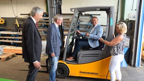 Ulrike Schrage präsentiert Bürgermeister Rohde (links) und Landrat Lütjen den neu angeschafften Elektro-Gabelstapler.