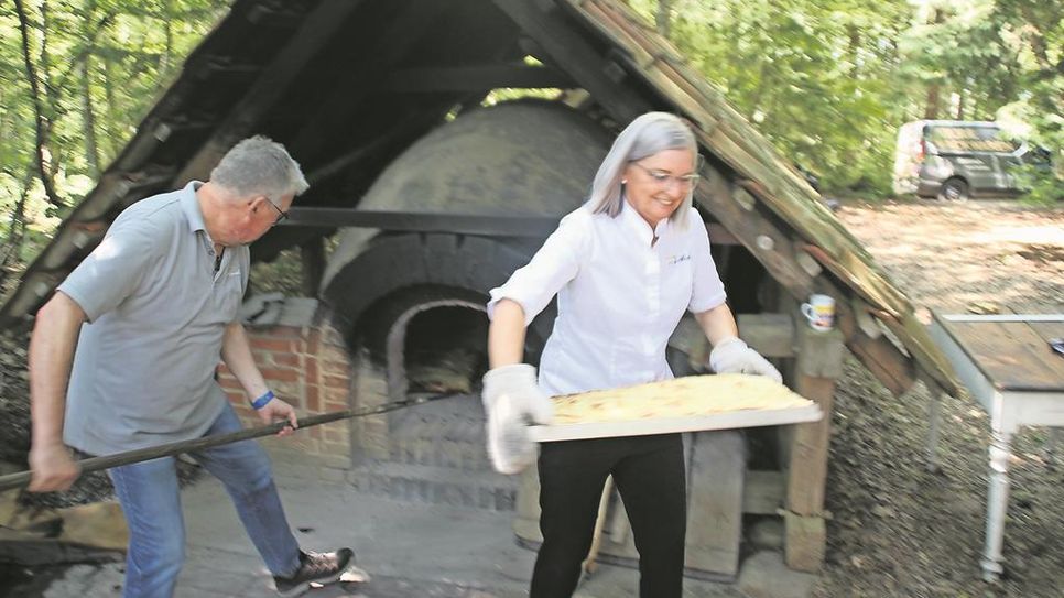 Moorbäcker Wolfgang Rohde und seine Frau Petra bereiten Apfel- und Butterkuchen aus dem alten Steinbackofen zu.